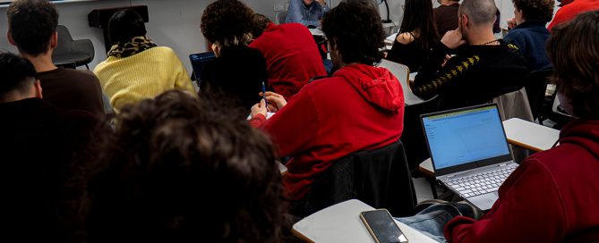 Estudiantes en clase de Lenguaje Cinematográfico con el profesor Luis Aller