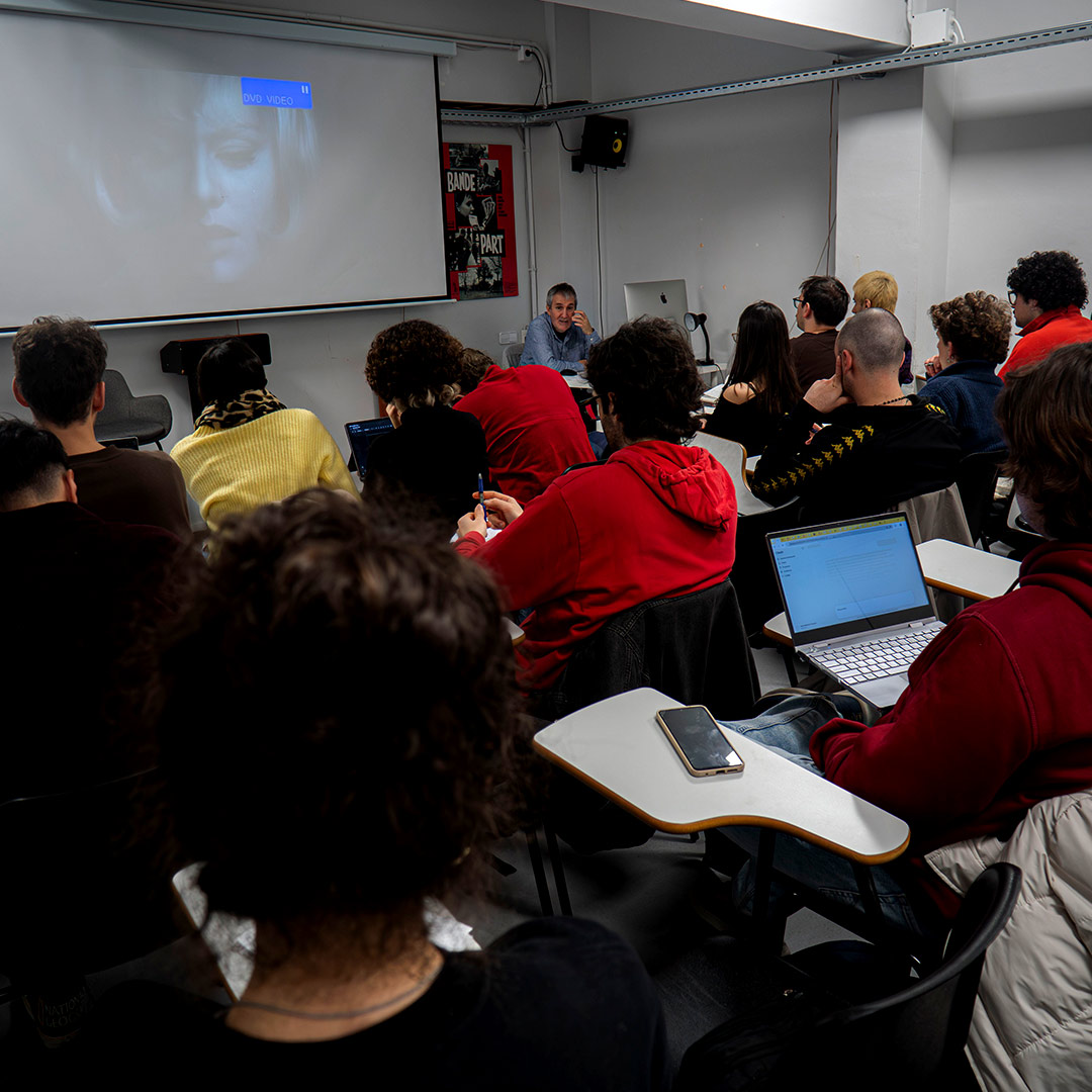 Estudiantes en clase de Lenguaje Cinematográfico con el profesor Luis Aller